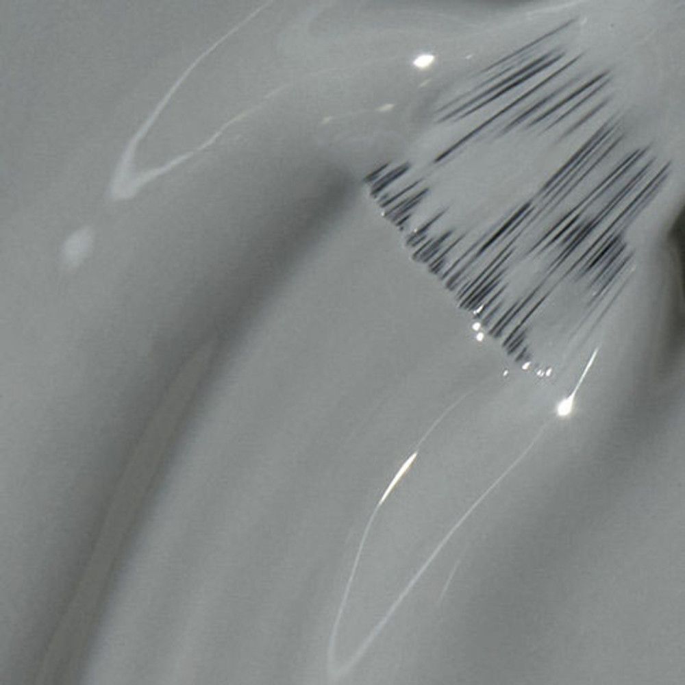 Nahaufnahme des Nagellacks. Pinsel mit Borsten in Nagellack getaucht. Farbe: Grau-Grün. Glänzende Oberfläche.