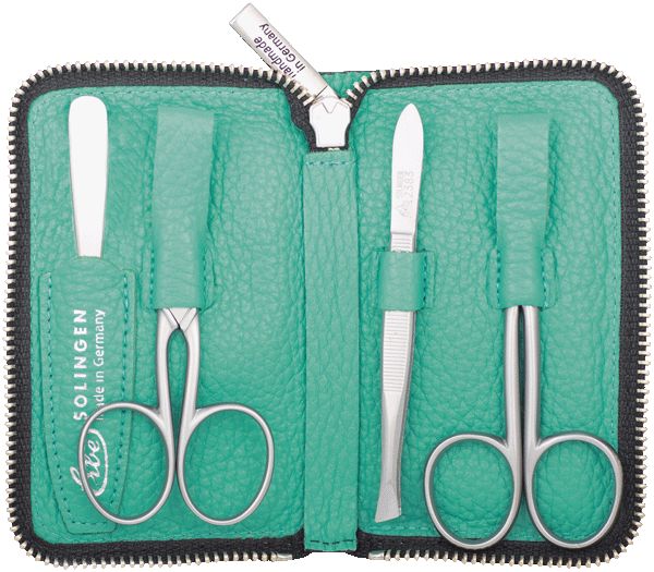 Offenes hellgrünes Etui mit Reißverschluss, gefüllt mit Maniküre-Werkzeugen. Enthält Schere, Pinzette, Nagelfeile und Hautschere. Marke: Erbe.