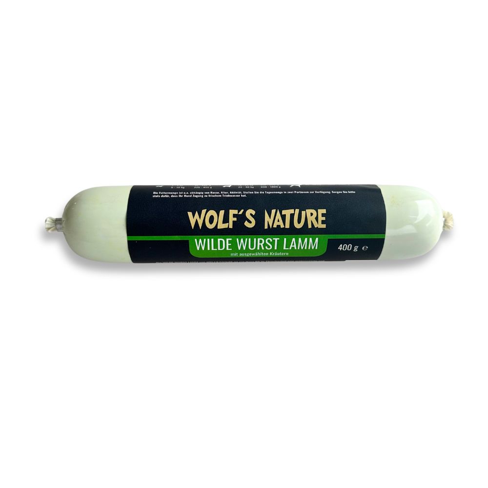Wurst in zylindrischer Form. Schwarze Banderole mit grüner Schrift: WOLF'S NATURE WILDE WURST LAMM. 400 g.