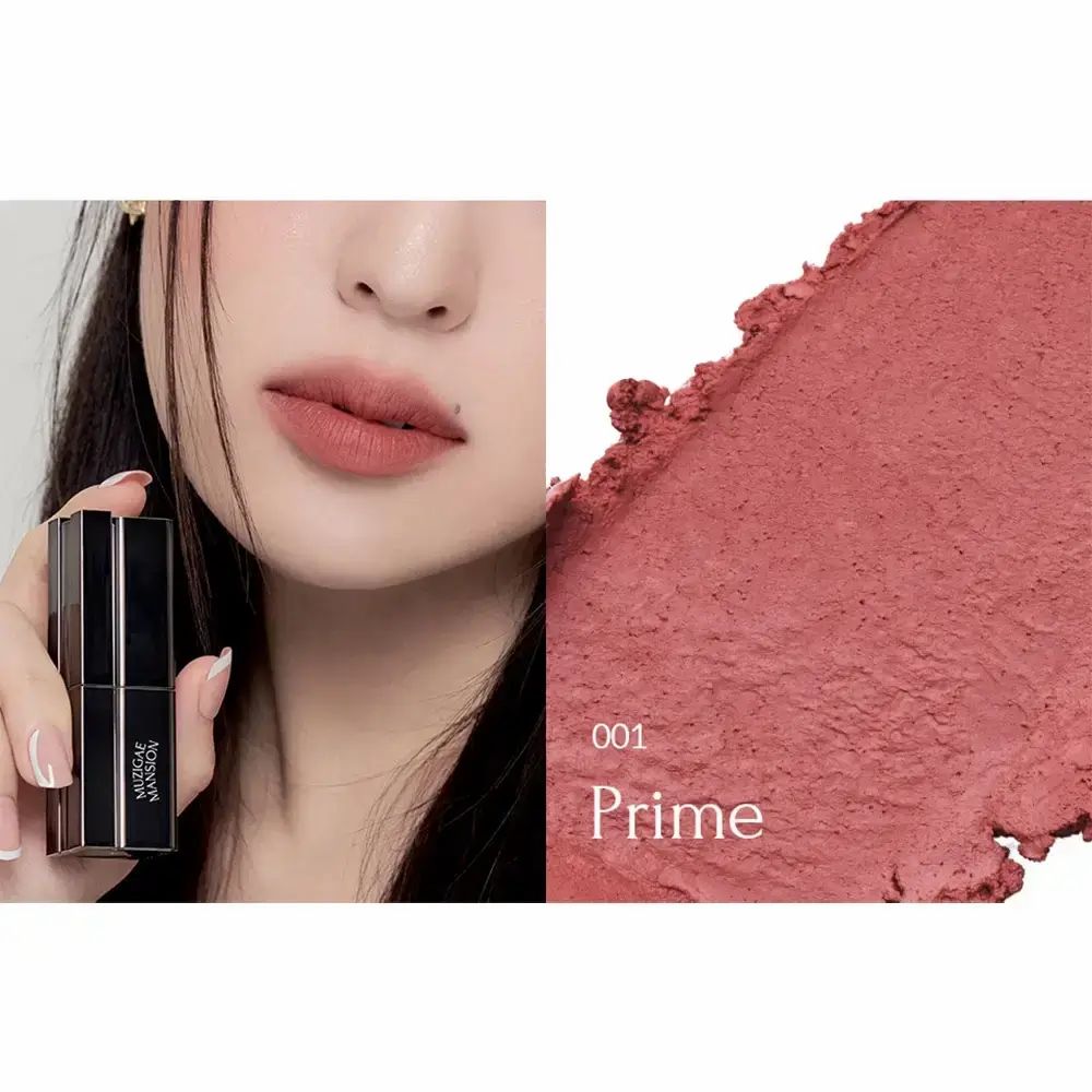 Lippenstift und Farbabstrich. Marke: MUZIGAE MANSION. Farbe: 001 Prime. Person mit Lippenstift auf den Lippen.