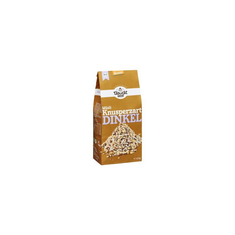 Verpackung von Bauckhof Müsli Knusperzart Dinkel. Goldbraune Verpackung mit Produktbezeichnung und Demeter-Logo. Müsli-Haufen sichtbar.