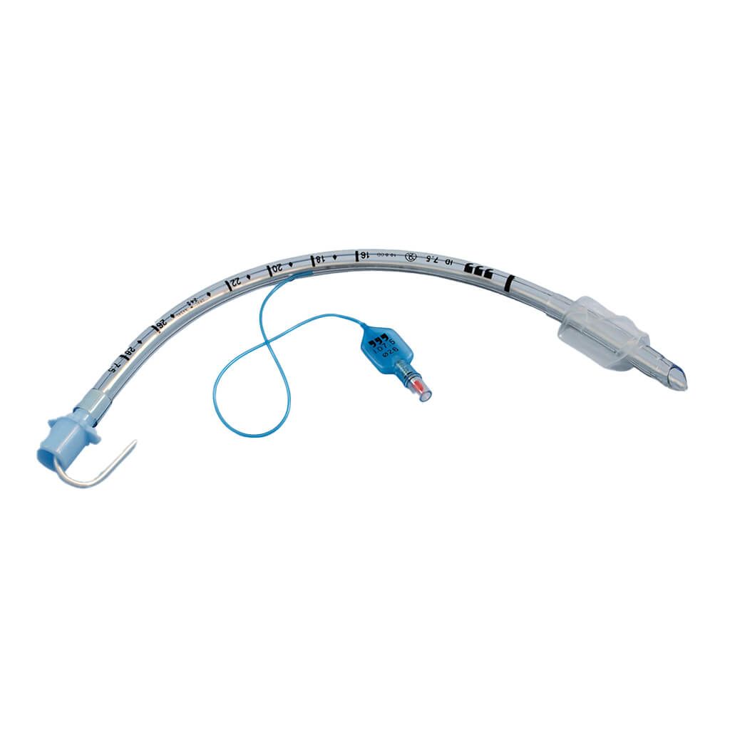 Endotrachealtubus mit Cuff und Führungsstab. Transparentes Material, gebogen. Blaue Anschlüsse und Verbindungen. Markierungen entlang des Tubus.
