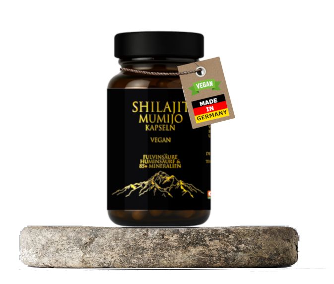 Braune Glasflasche mit schwarzen Deckel. Etikett mit Produktname, Vegan-Logo und "Made in Germany". Auf Steinplatte.