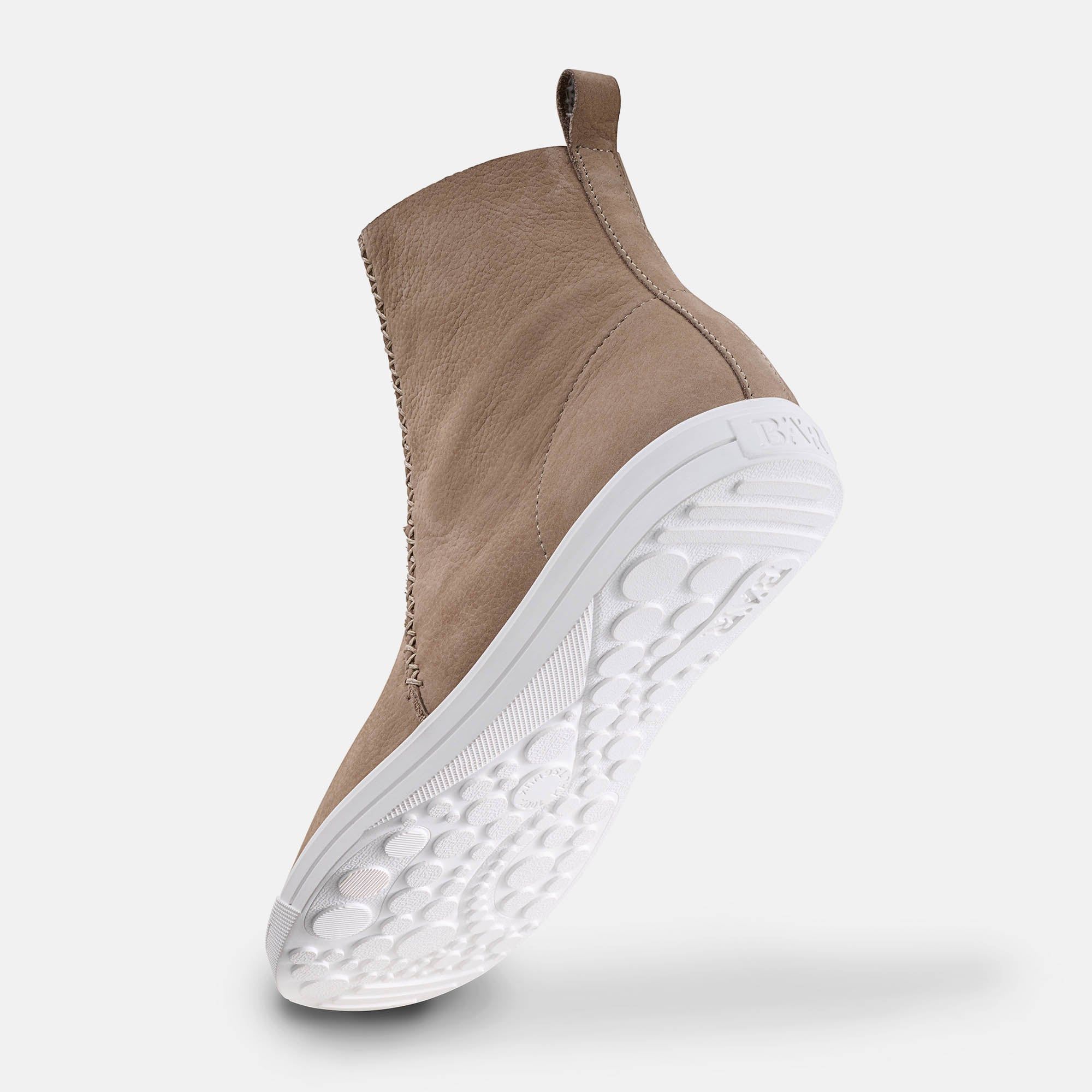 Hellbraune Stiefelette mit weißer Sohle. Ziernähte, Zugschlaufe. Obermaterial Leder.