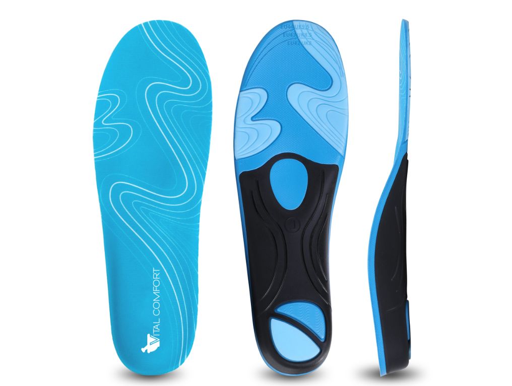Drei Ansichten einer blauen Einlegesohle. Anatomische Form, Vital Comfort Logo. Schwarze Unterseite mit Aussparungen. Seitenansicht.
