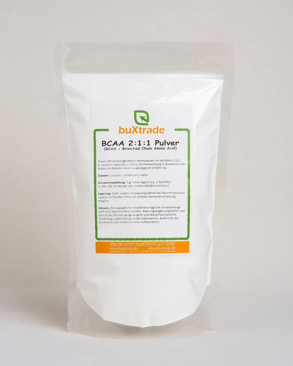 Buxtrade BCAA 2:1:1 Pulver in einem weißen Standbeutel mit Produktinformationen.