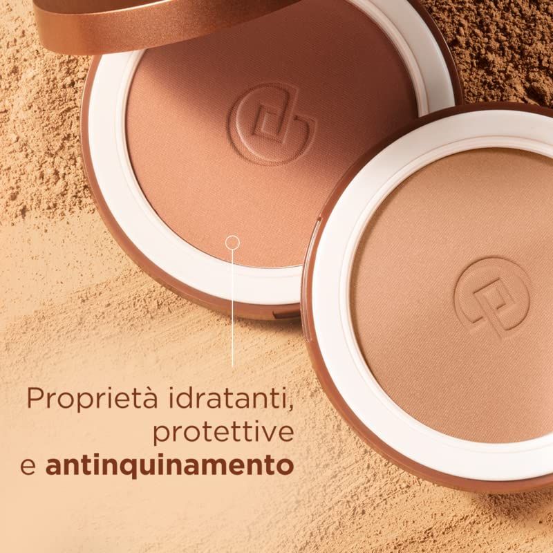 Zwei runde Puder in geöffneten Behältern. Braune Farbe, weißer Rand. Text: 'Proprietà idratanti, protettive e antinquinamento'.