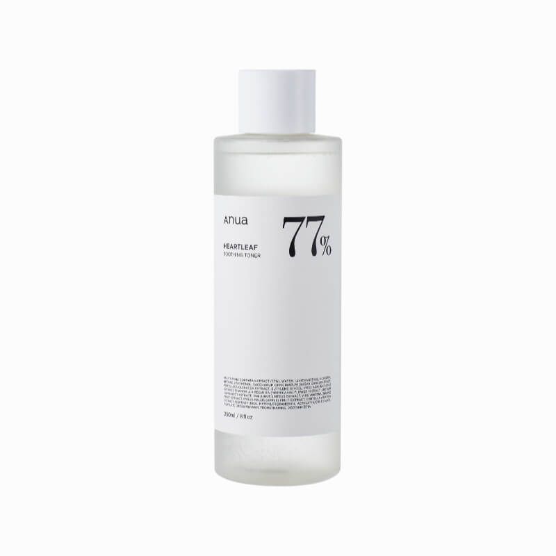 Klarflüssige Flasche mit weißem Deckel und Etikett. Aufschrift: Anua, Heartleaf, 77%.