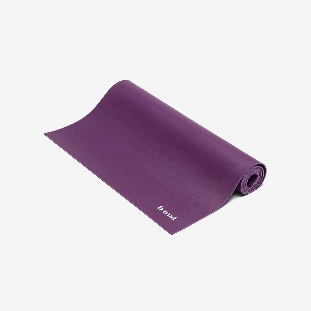 Violette Yogamatte, teilweise gerollt. b.mat-Logo in Weiß. Auf hellem Hintergrund.