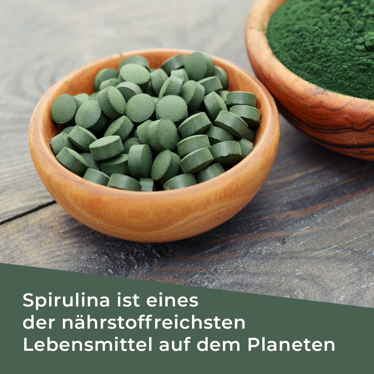 Holzschale mit grünen Spirulina-Tabletten und eine Schale mit Pulver. Text: "Spirulina ist eines der nährstoffreichsten Lebensmittel".