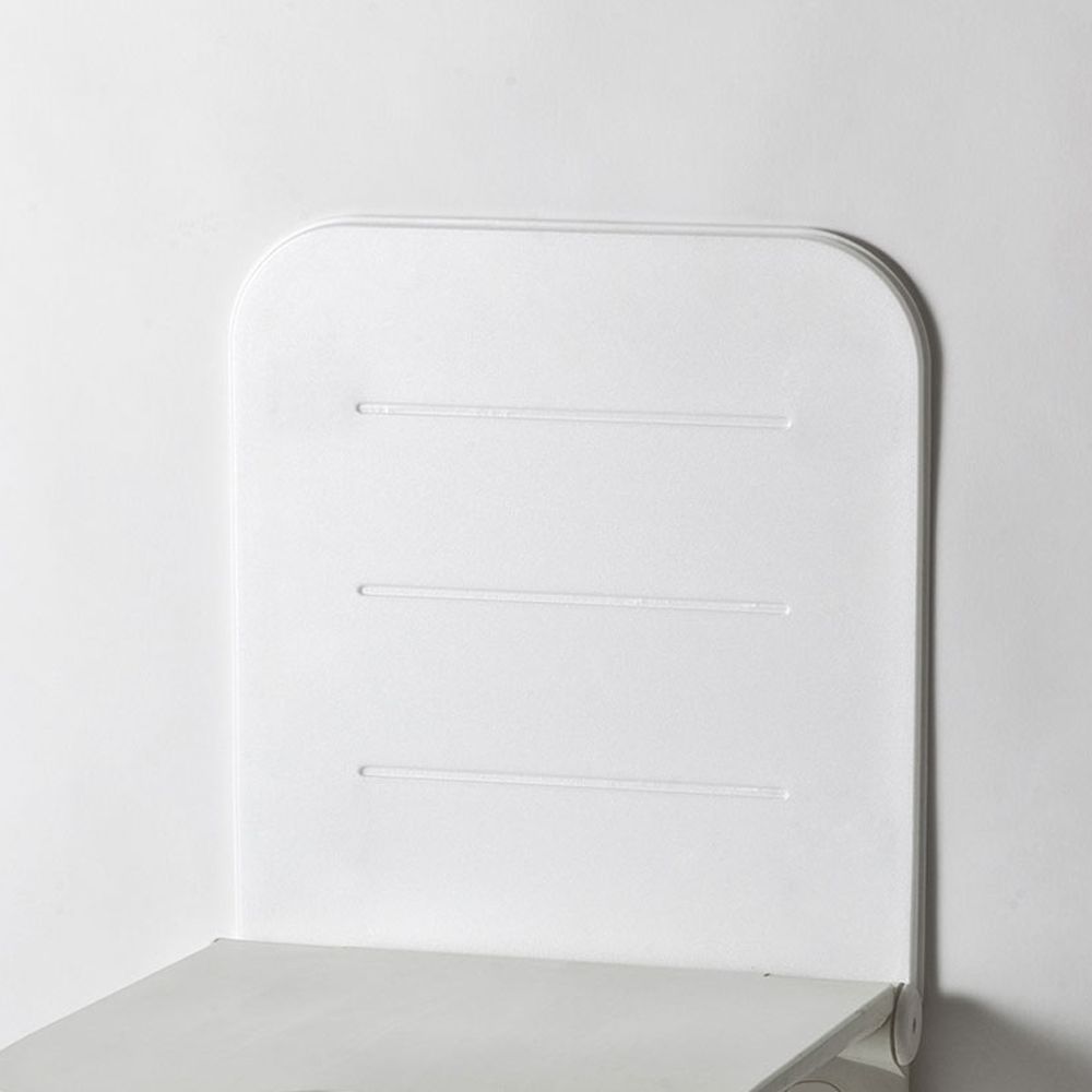 Weißes Rückenpolster für Duschklappsitz. Rechteckige Form mit abgerundeten Ecken. Drei horizontale Rillen. Teilansicht.