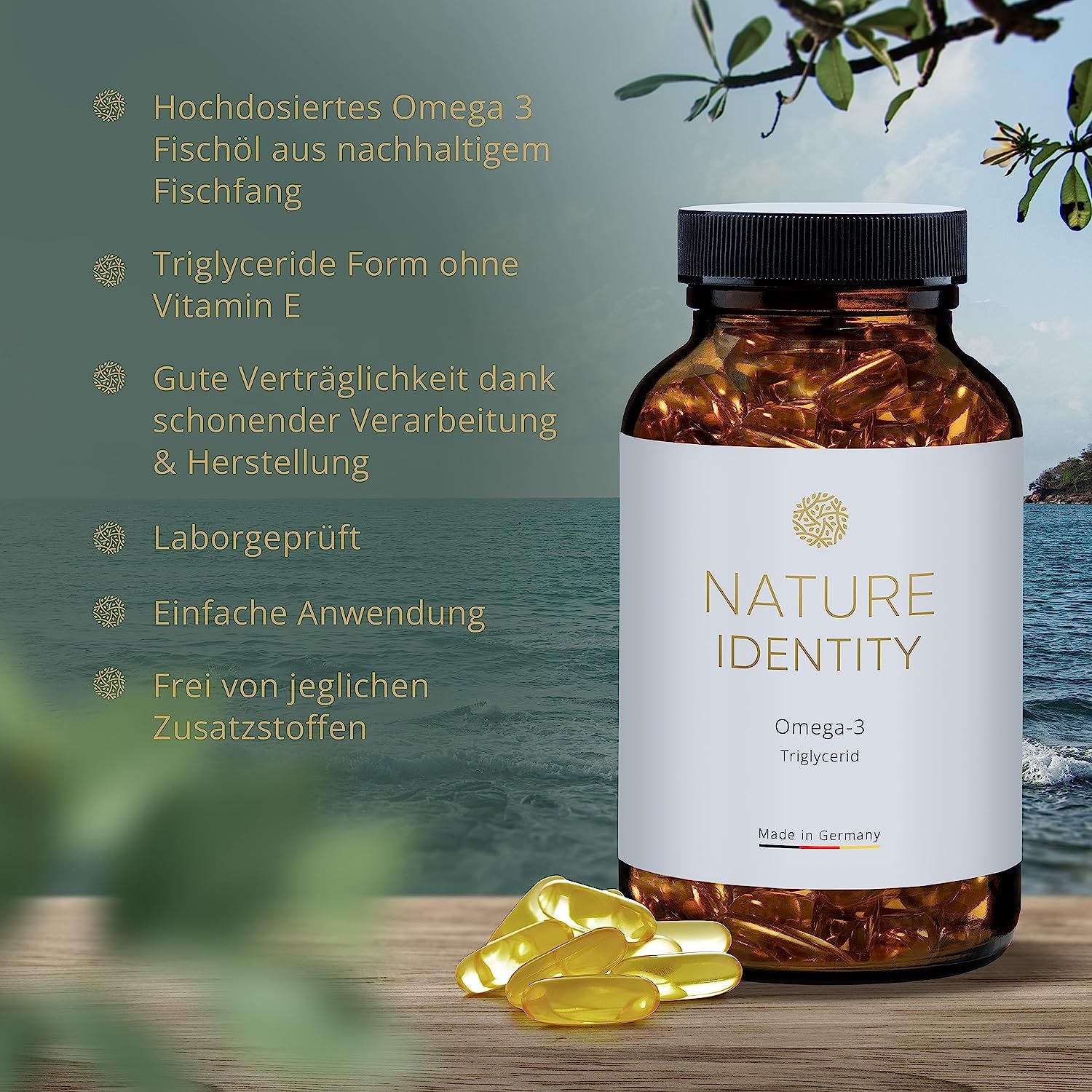 Braune Glasflasche mit Kapseln. Etikett mit "NATURE IDENTITY" und "Omega-3 Triglycerid". Einige Kapseln liegen daneben. Hintergrund: Meer.