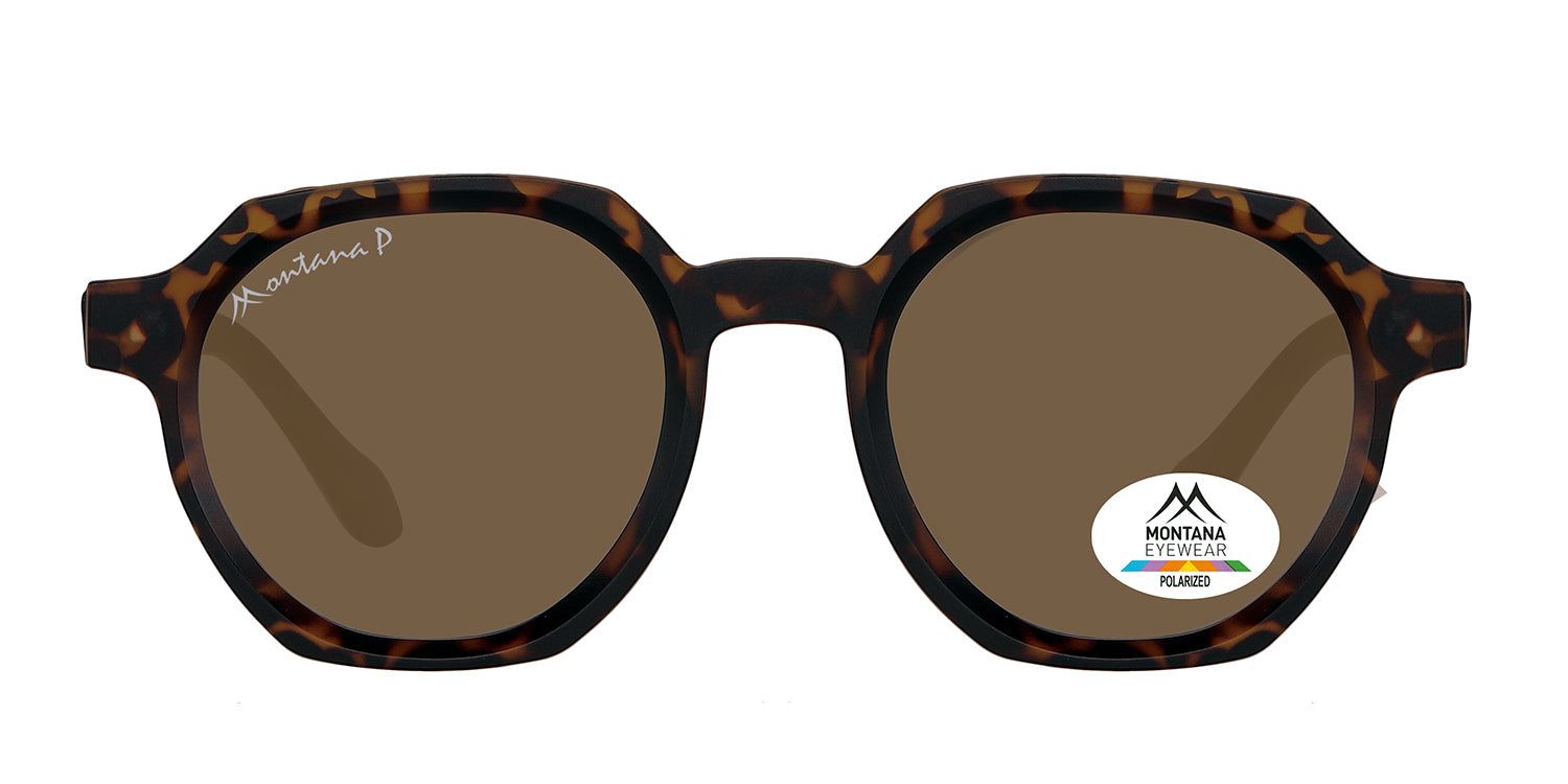 Sonnenbrille mit braunen Gläsern und braunem Rahmen. Auf einem Glas ist ein Aufkleber mit dem Logo von Montana Eyewear angebracht.