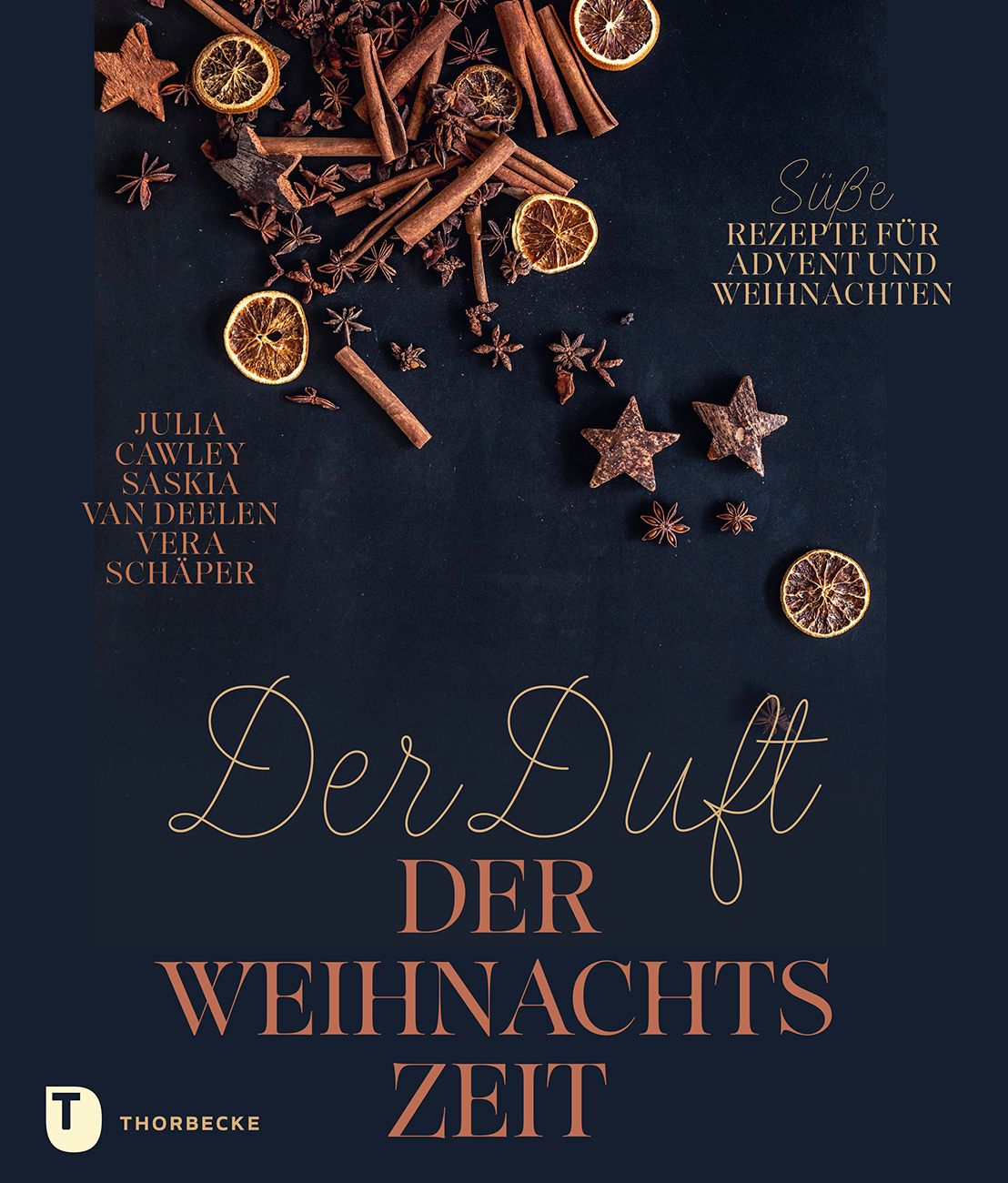 Buchcover mit dem Titel "Der Duft der Weihnachtszeit". Dekoration: Zimtstangen, Sternanis, getrocknete Orangenscheiben.