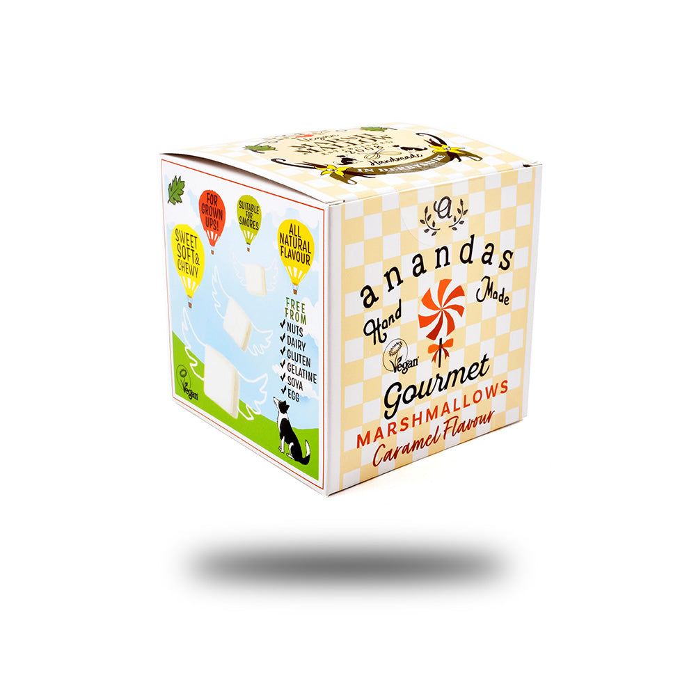 Verpackung von Ananda Foods Marshmallows. Quadratische Box mit Karomuster. Aufschrift: Gourmet Marshmallows, Caramel Flavour.