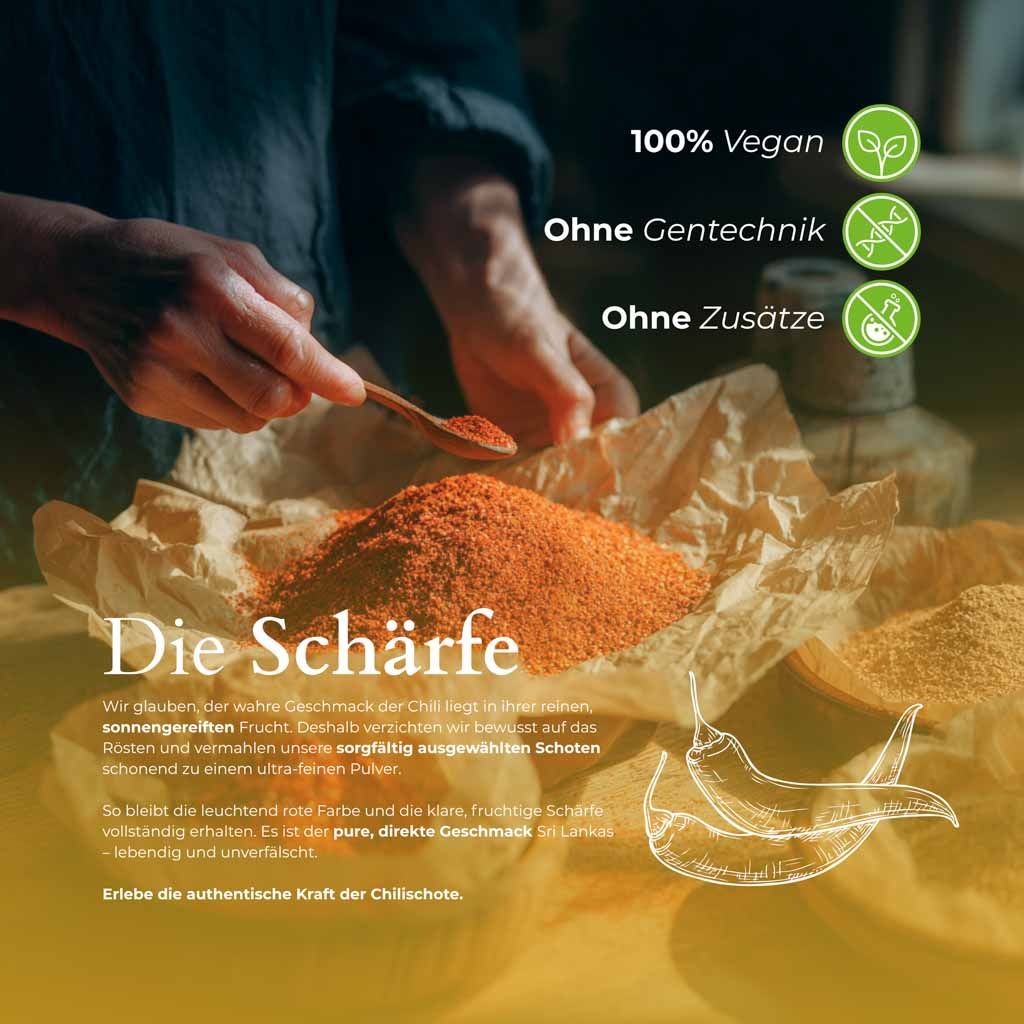 Chili-Pulver auf Papier. Aufschrift: 100% Vegan, ohne Gentechnik, ohne Zusätze. Text: Die Schärfe. Zeichnung von Chili-Schoten.