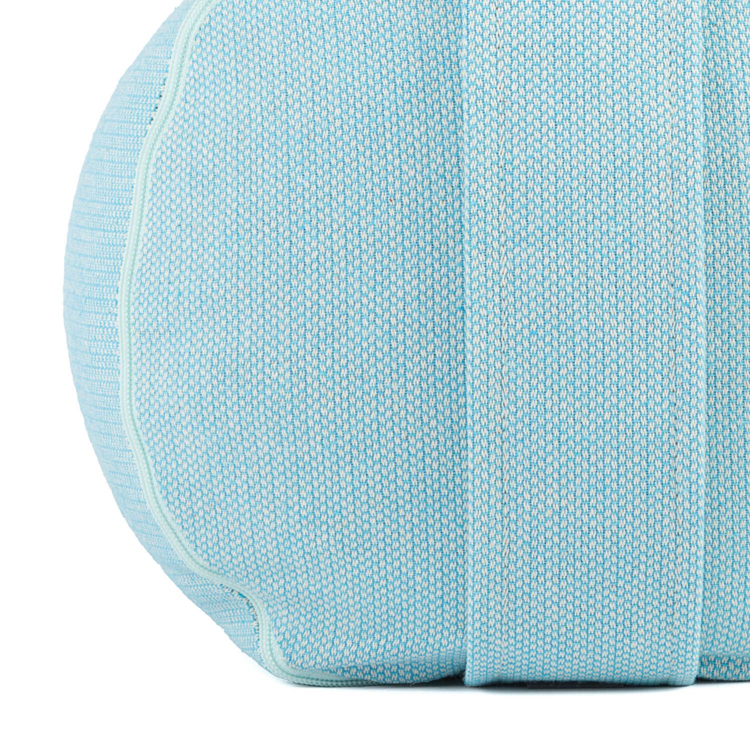 Nahaufnahme des Endes eines hellblauen Yoga-Bolsters. Stoffstruktur und Nahtdetails.