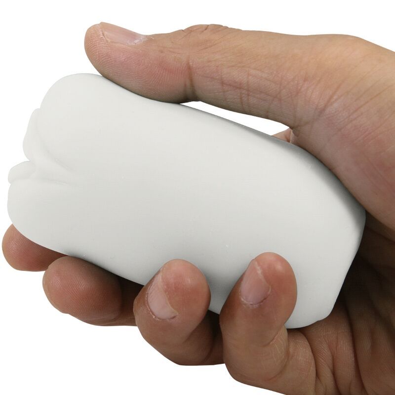 Weißer Masturbator in einer Hand gehalten. Längliche Form mit einer Öffnung.