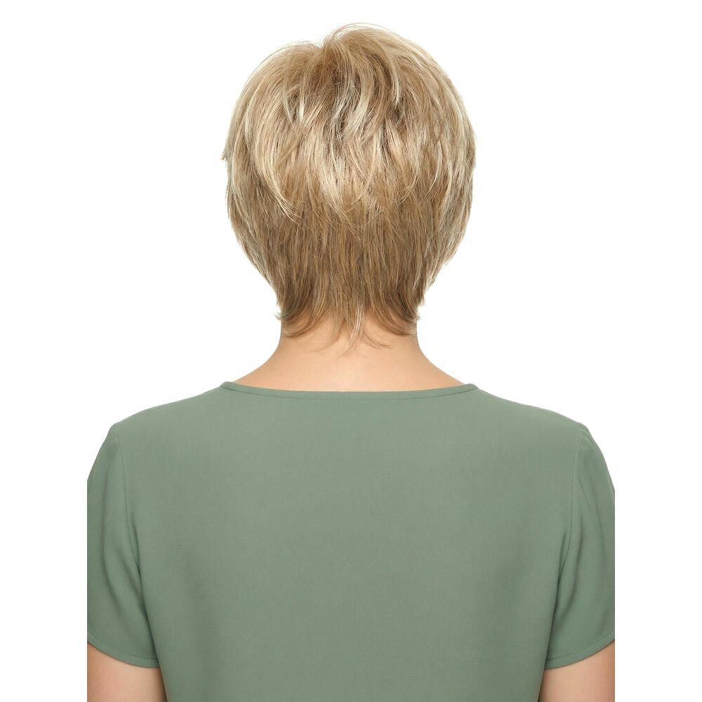 Kurzhaarperücke, blond-braun meliert. Frau trägt ein grünes Oberteil. Rückansicht.