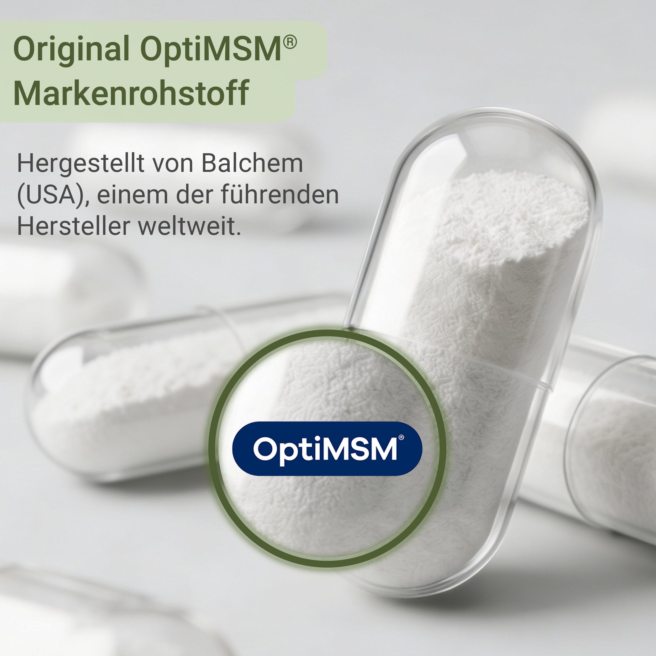 Nahaufnahme von MSM-Kapseln, gefüllt mit weißem Pulver. "OptiMSM" Logo sichtbar.