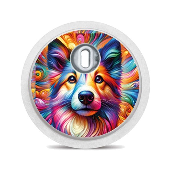 Runder Aufkleber mit einem Hunde-Gesicht. Bunte Farben. Der Aufkleber hat eine Aussparung für den Sensor.
