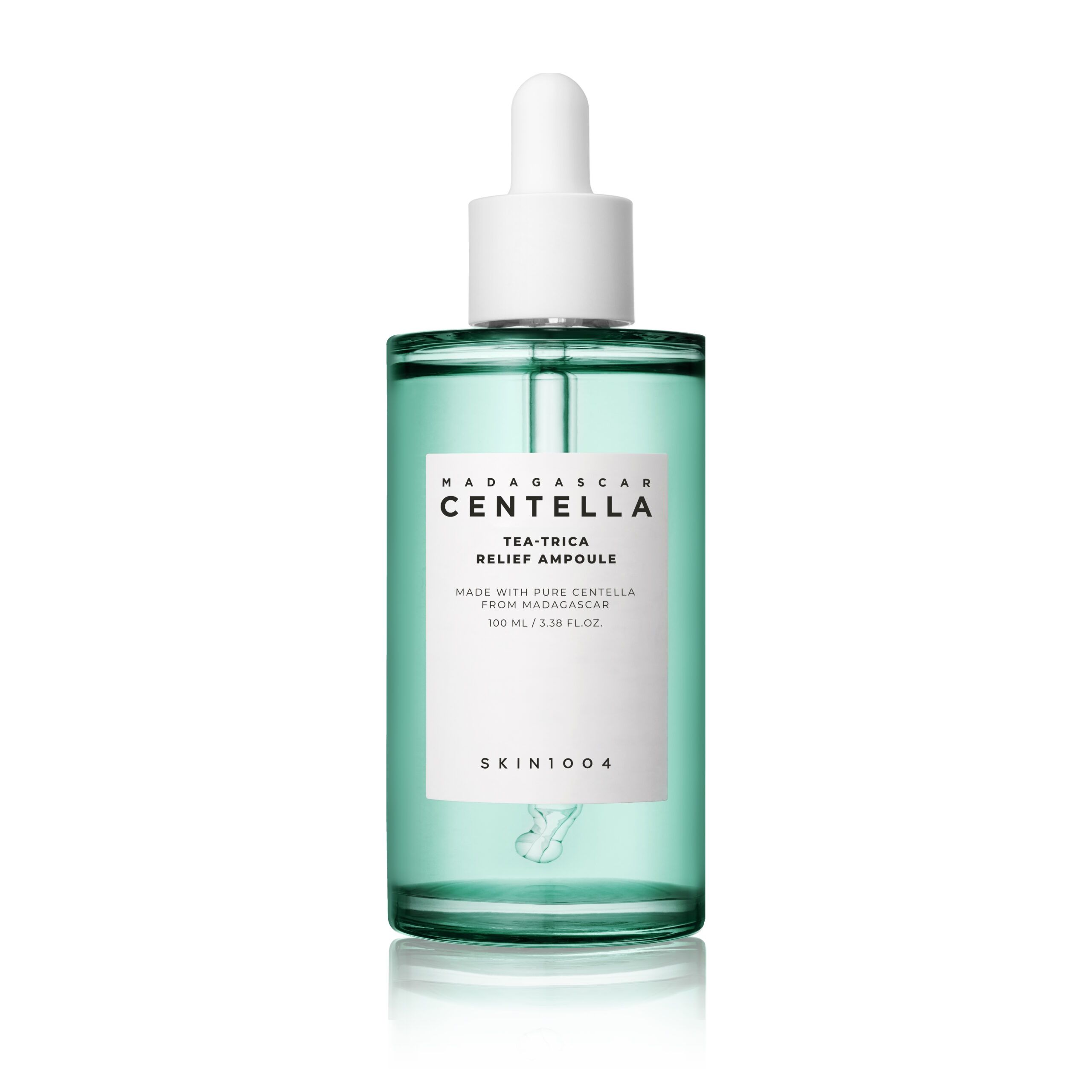 Flacone di siero verde con tappo e pipetta bianchi. Scritta: CENTELLA, TEA-TRICA RELIEF AMPOULE, SKIN1004.