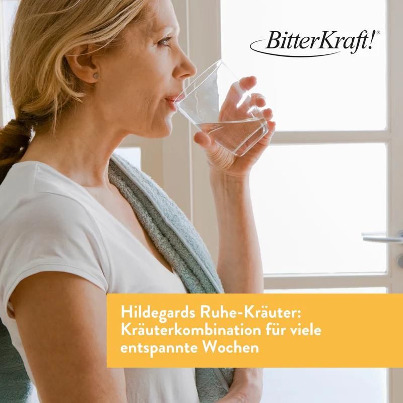 Frau trinkt Wasser aus Glas. Text beschreibt Produkt. Logo "BitterKraft!" rechts oben.
