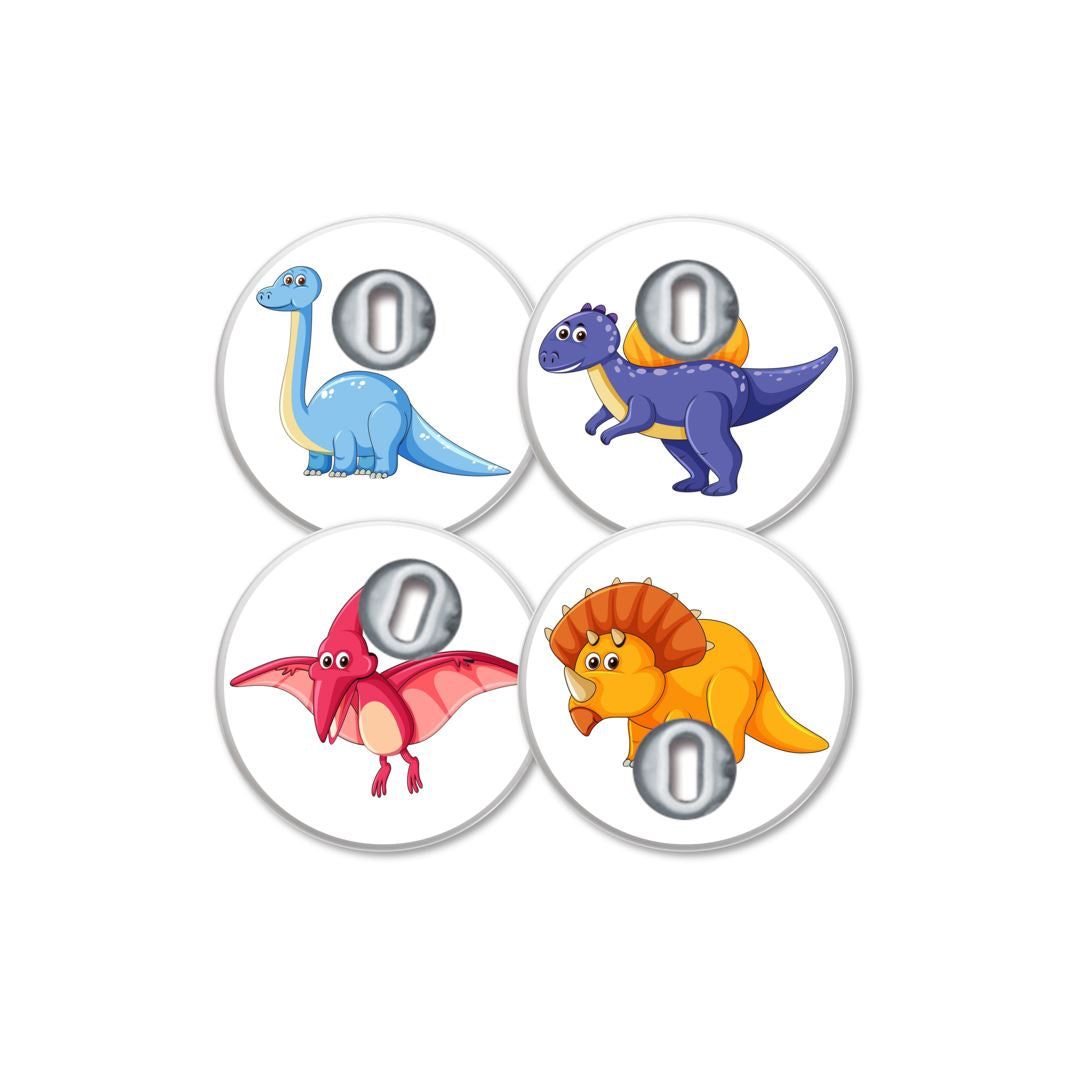 Vier runde Aufkleber mit Dinosaurier-Motiven. Jedes zeigt einen anderen Dino und eine silberne Zahl.