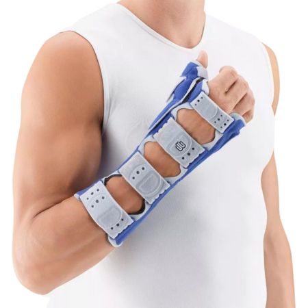 Handgelenkorthese, blau-grau, am Handgelenk befestigt. Klettverschlüsse, Daumenschiene. Person trägt weißes Tanktop.