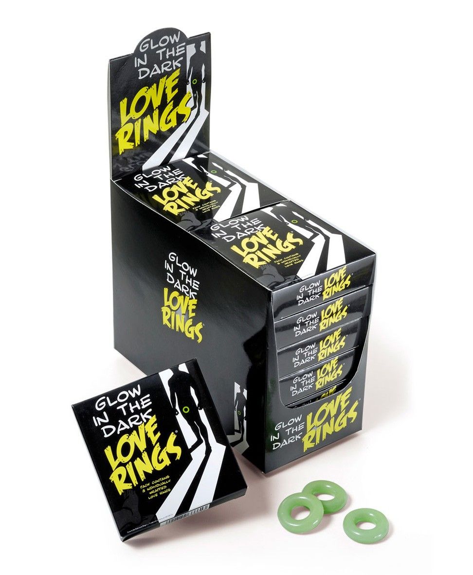 Drei leuchtende Ringe in der Dunkelheit, verpackt in einer Box.