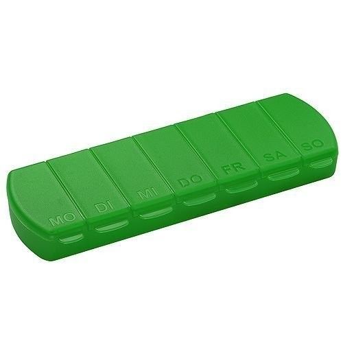 Grüne Pillenbox mit sieben Fächern, beschriftet mit den Wochentagen: MO, DI, MI, DO, FR, SA, SO.