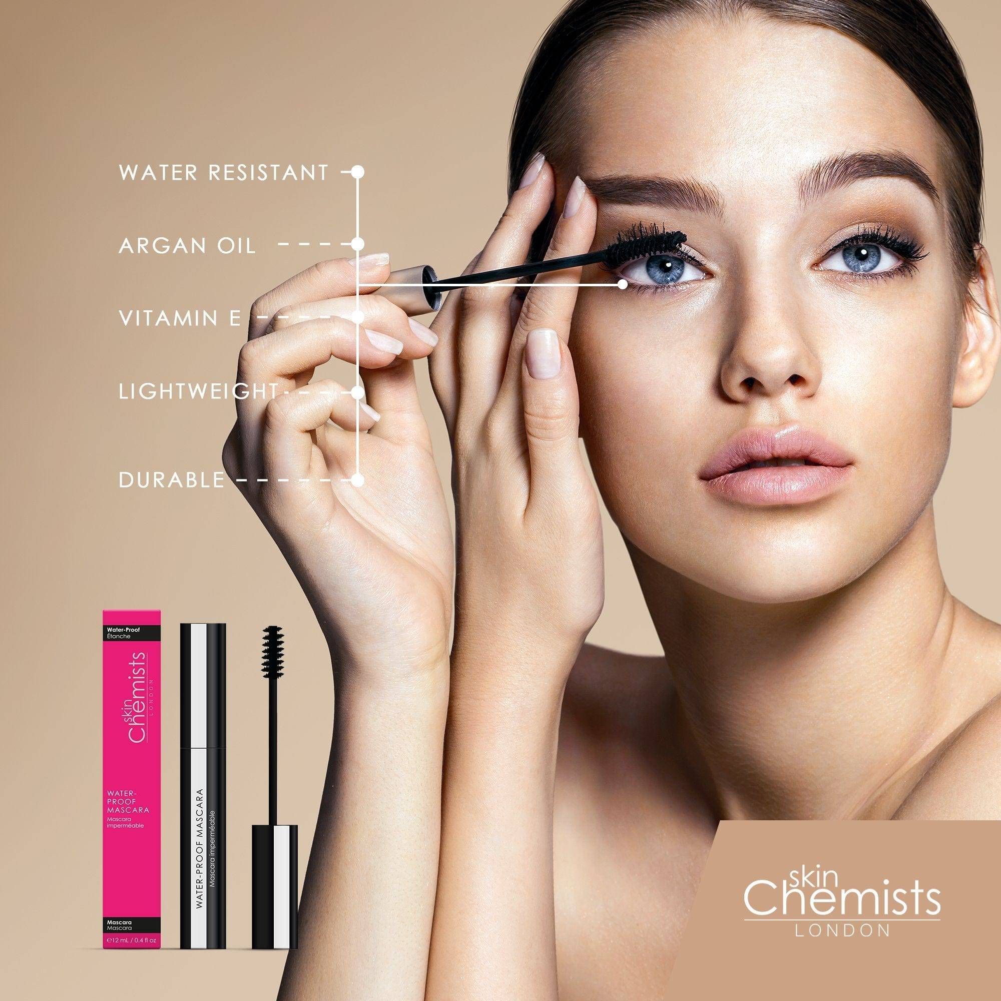Frau trägt Wimperntusche auf. Produkt: SkinChemists Wasserfeste Mascara. Eigenschaften: wasserfest, Arganöl, Vitamin E, leicht, haltbar.