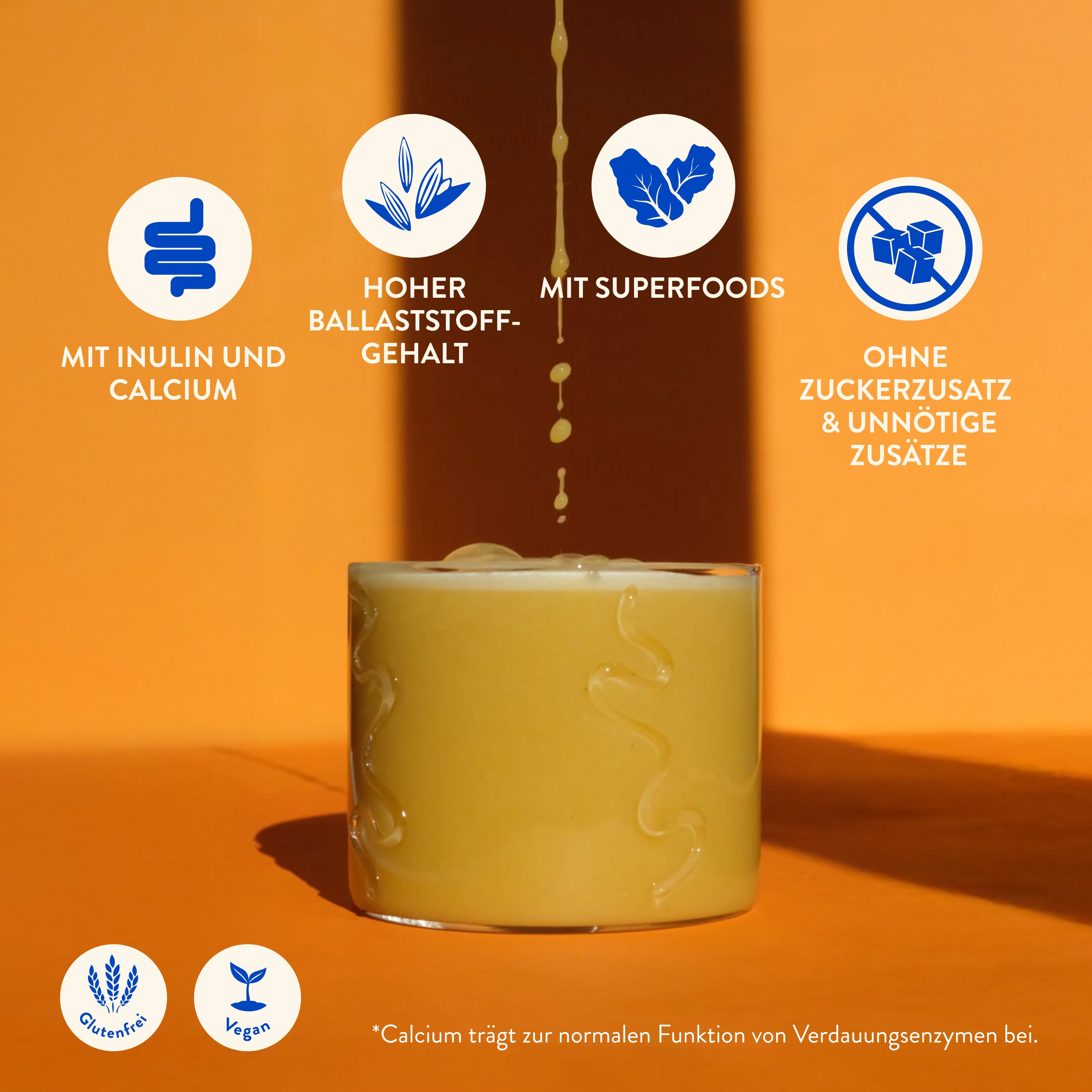 Glas mit gelbem Getränk. Symbole: Inulin und Calcium, hoher Ballaststoffgehalt, mit Superfoods, ohne Zuckerzusatz. Glutenfrei und vegan.