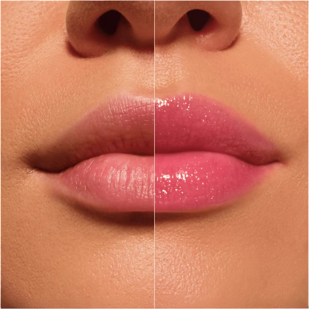 Vorher-Nachher-Vergleich von Lippen, die mit einem glänzenden rosa Lippenprodukt behandelt wurden.