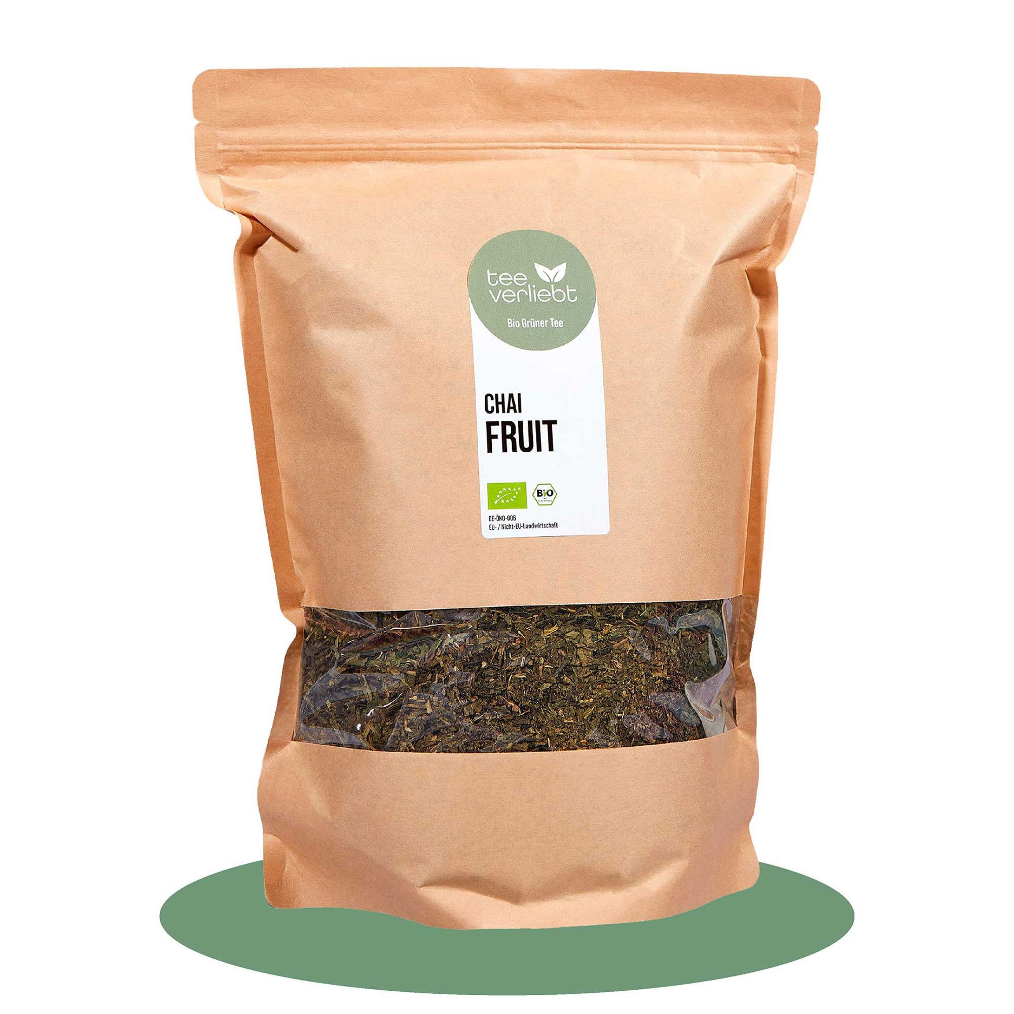Beutel mit loser Grünteemischung. Sichtfenster, Aufdruck "Chai Fruit" und Bio-Siegel. Marke: tee verliebt.