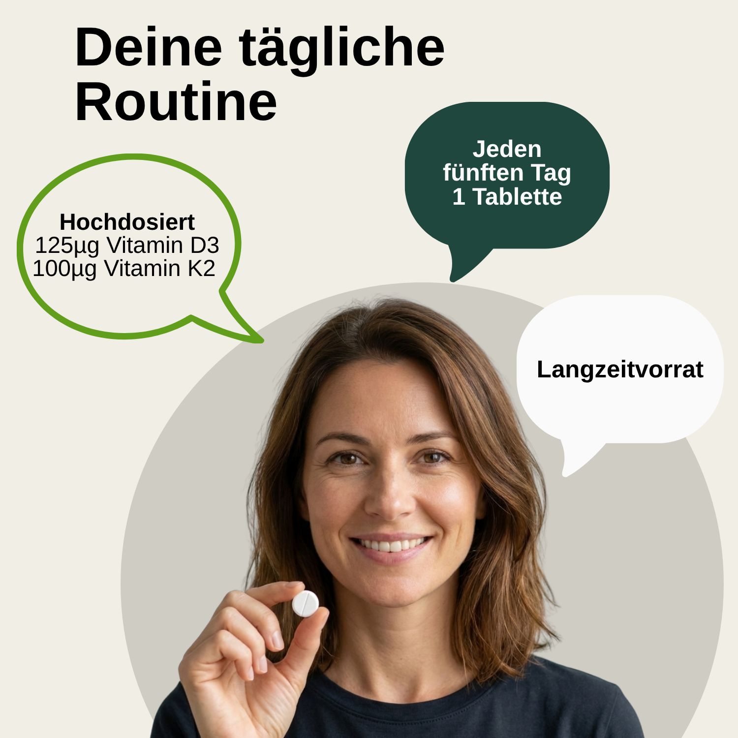 Frau hält eine Tablette Vita Elements Vitamin D3/K2 (125µg D3, 100µg K2), tägliche Routine, jeden fünften Tag 1 Tablette.
