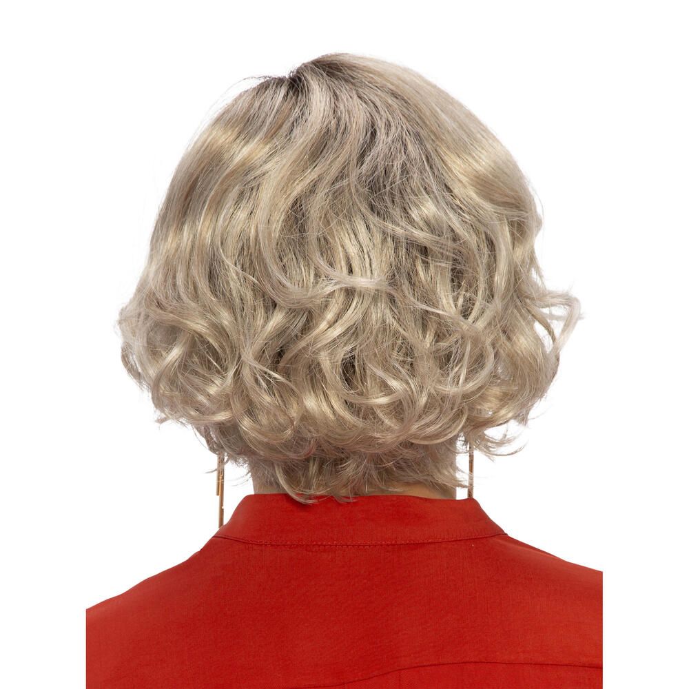 Perücke Biarritz von DELUXE. Blond gewellt. Rückansicht. Frau mit roter Bluse.