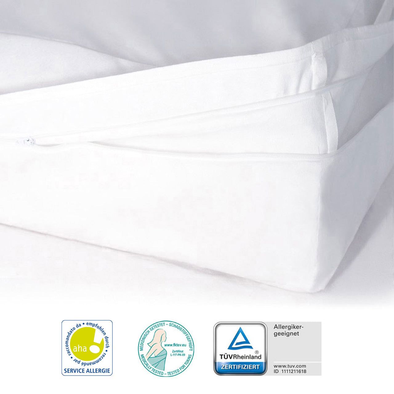 Weißer Matratzenschutzbezug mit Reißverschluss. Logos: aha, Euroallergen, TÜV Rheinland, Allergiker geeignet.