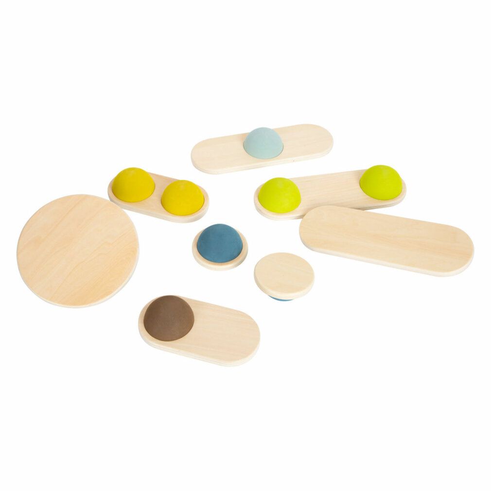 Balanceboards mit Holzplatten und farbigen Halbkugeln. Runde und längliche Formen, verschiedene Farben.