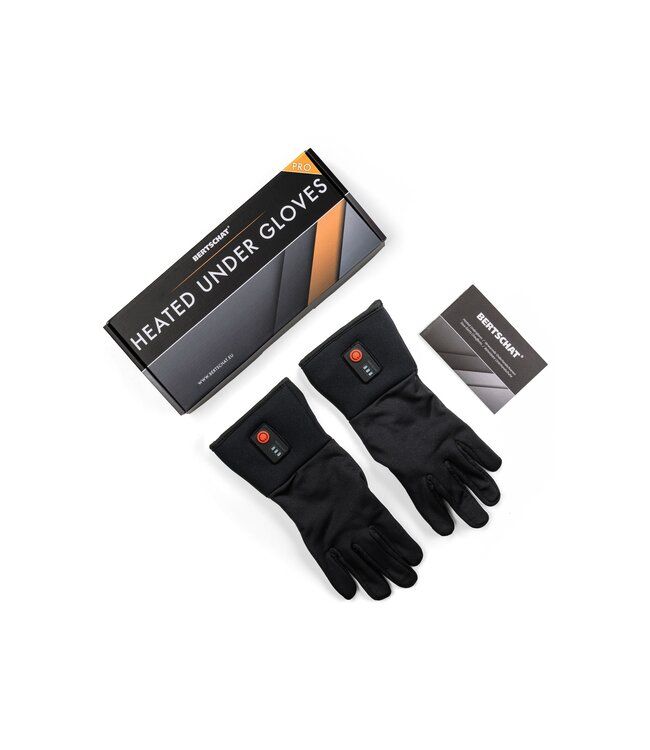 Schwarze Unterziehhandschuhe mit Heizfunktion, Verpackung und Karte. Aufgedruckter Schriftzug: HEATED UNDER GLOVES.