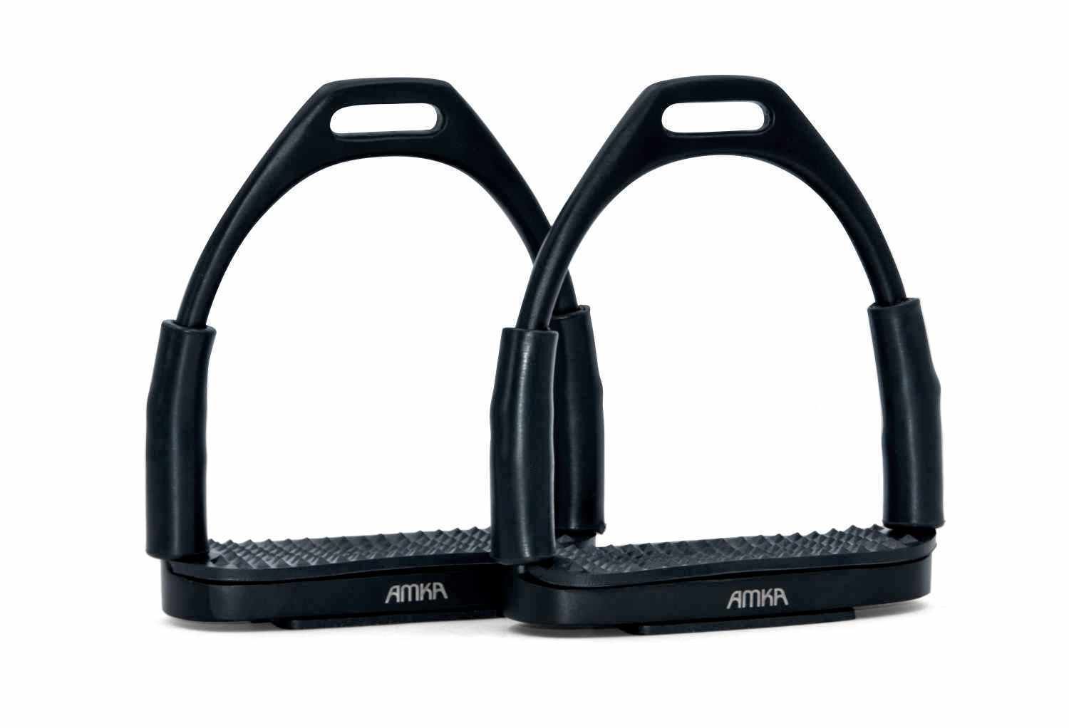 Zwei schwarze Steigbügel mit Gelenk. AMKA-Logo auf der Trittfläche. Gelenk und Trittfläche sind strukturiert.