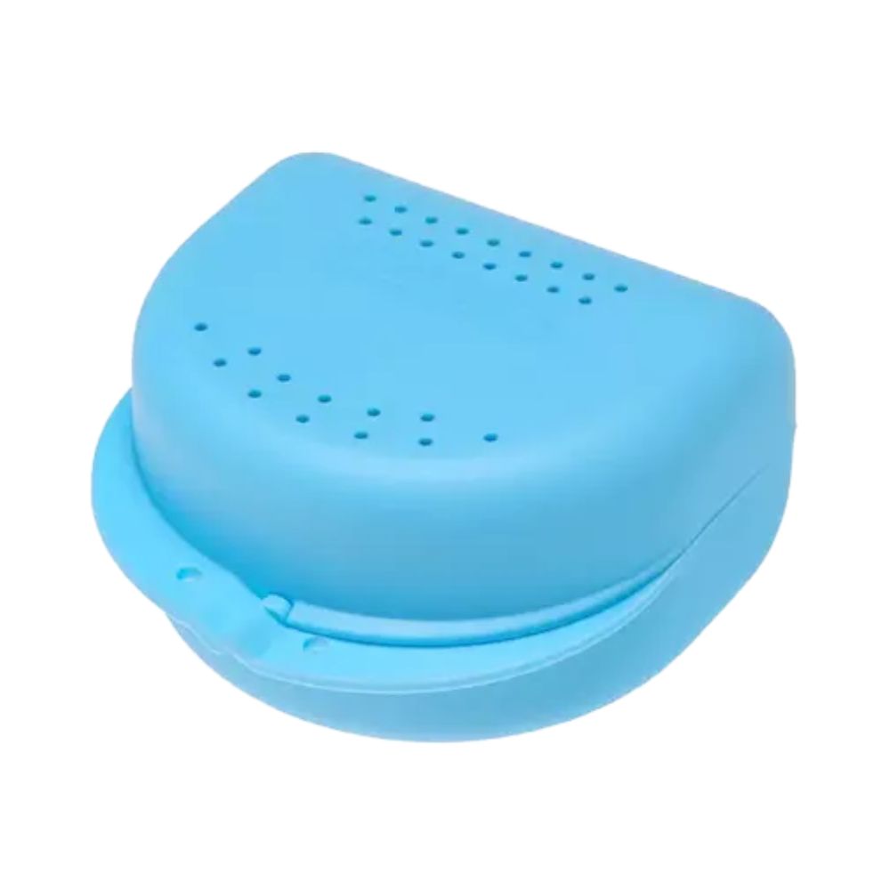 Hellblaue Zahnspangenbox mit abgerundeter Form. Sie hat kleine Löcher im Deckel und einen Griff an der Seite.