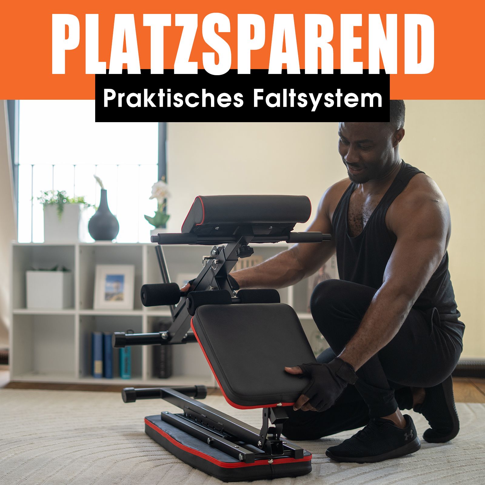 Mann faltet Hantelbank. Schwarze Hantelbank mit roten Akzenten. Text: Platzsparend, Praktisches Faltsystem. Hintergrund: Wohnzimmer.
