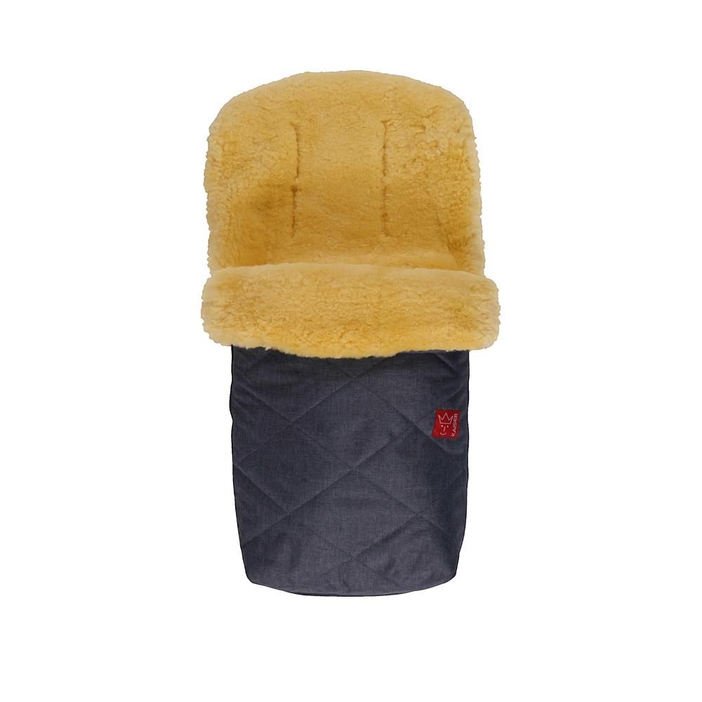 Geöffnete Lammfell-Chancelière, beige Lammfell innen, dunkelblaues Außenmaterial. Rotes Kaiser-Logo. Für Kinder bis 24 Monate.