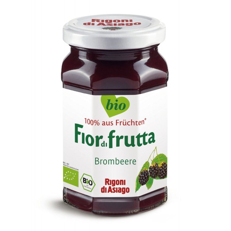 Glas mit Brombeer-Konfitüre. Aufschrift: Fiori di frutta, Brombeere, Bio-Siegel. Deckel mit Rigoni di Asiago-Logo.