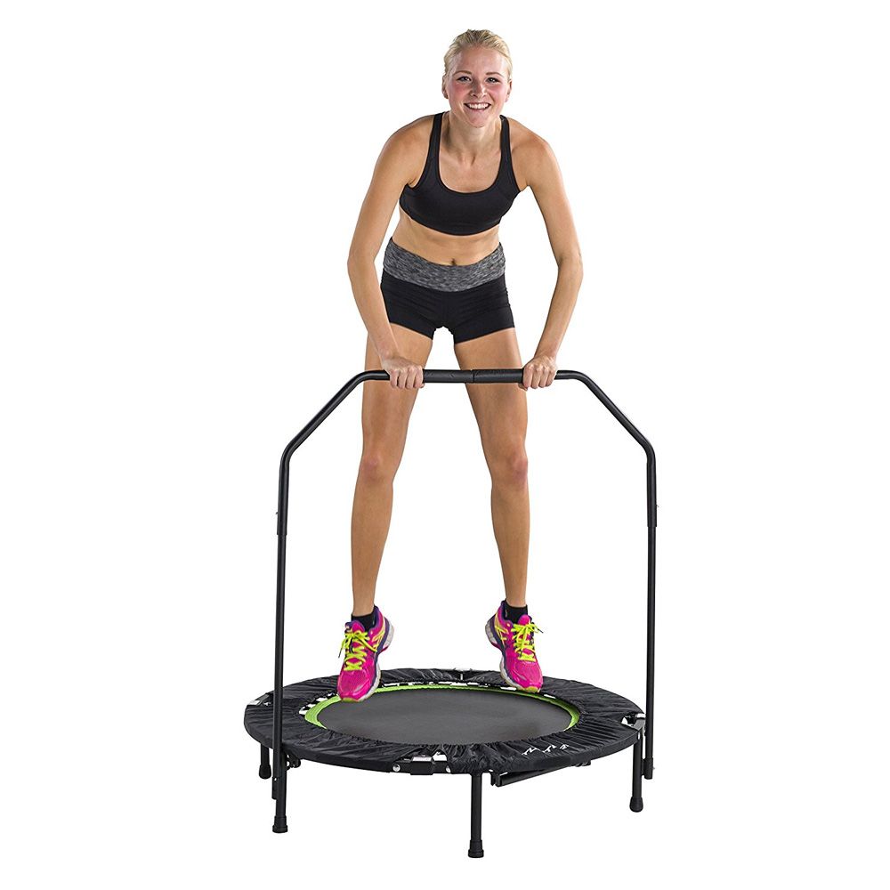 Frau springt auf Fitness Trampolin mit Haltebügel. Schwarzer Bezug, grüne Kante.