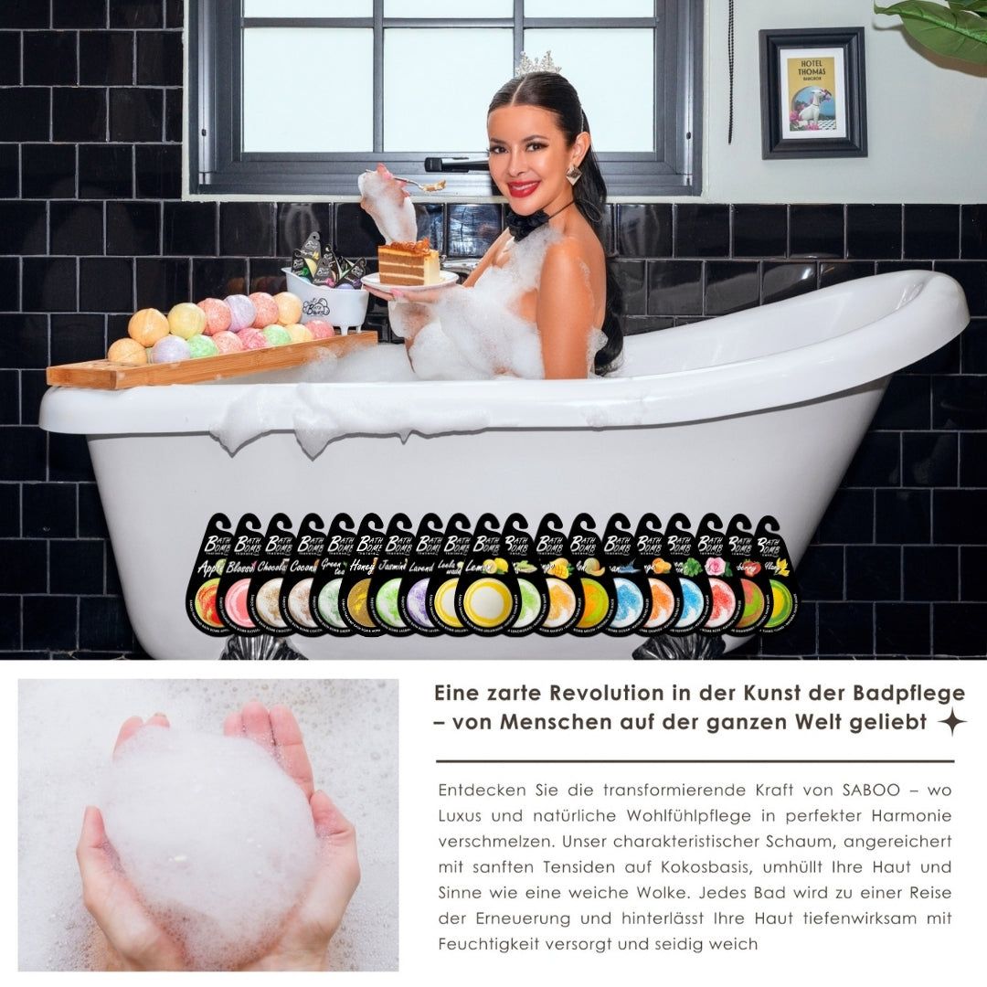 Frau in Badewanne mit Schaum. Reihe von Bad-Bomben-Etiketten. Text: Saboo. Text: Eine zarte Revolution in der Kunst der Badpflege - von Menschen auf der ganzen Welt geliebt.
