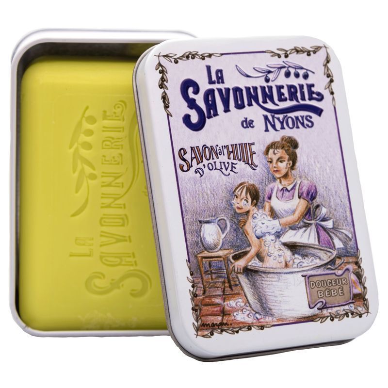 Seife in Metallbox, geöffnet. Box mit Illustration, Schriftzug 'La Savonnerie de Nyons'. Seife gelb.