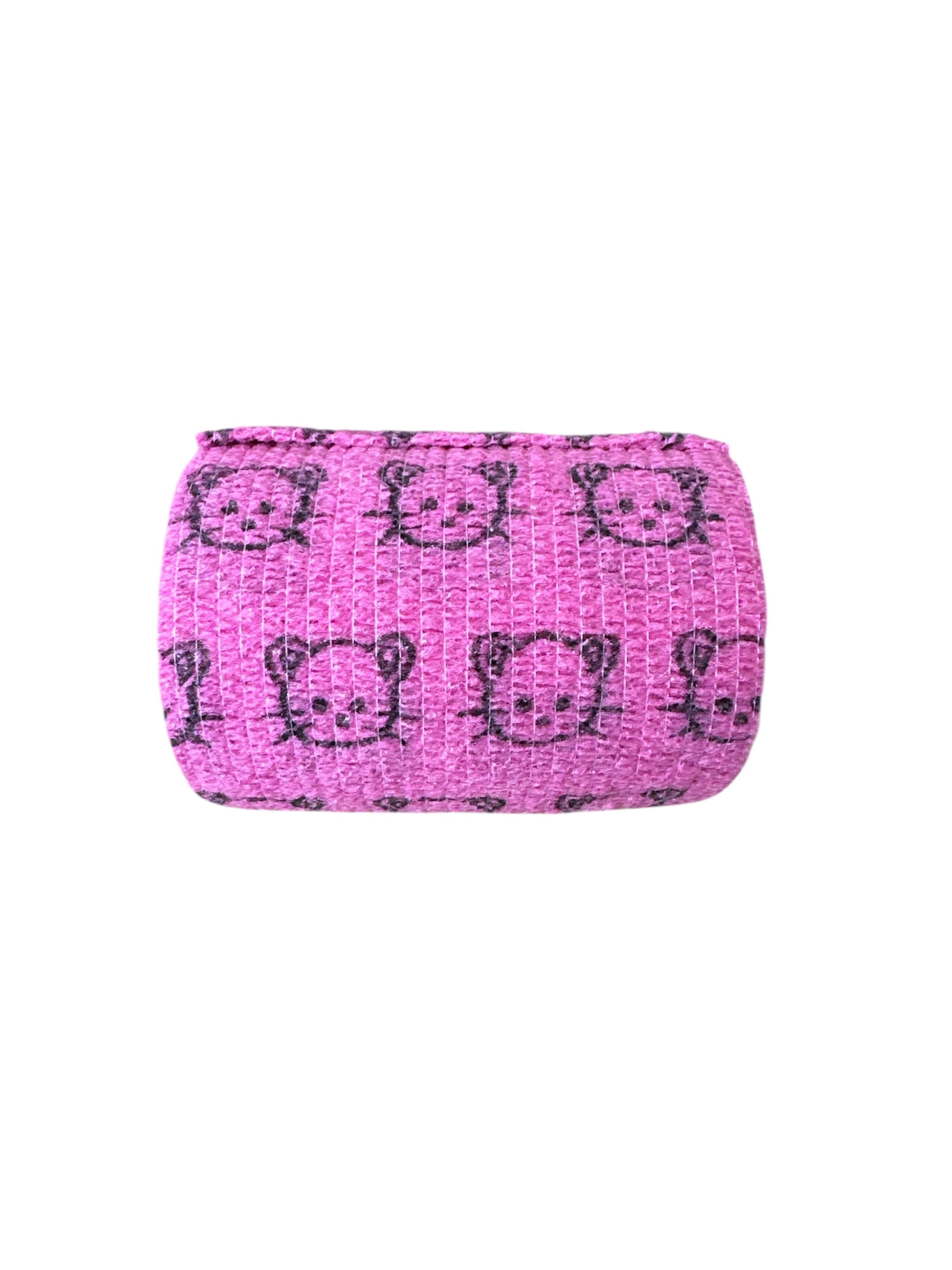 Violette, kohäsive Bandage mit Katzenmotiv. Gerollt, rechteckige Form. Katzenmuster auf der Oberfläche.
