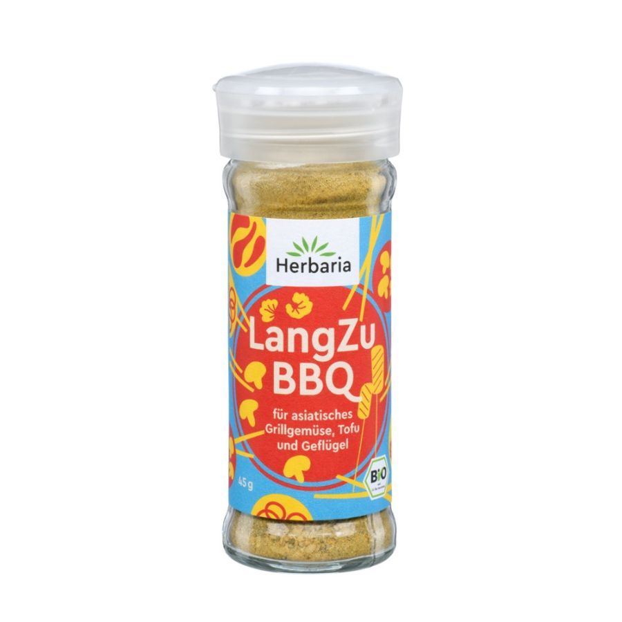 Glasflasche mit Gewürz. Aufkleber mit "Herbaria LangZu BBQ Bio". Bio-Siegel. Inhalt sichtbar.